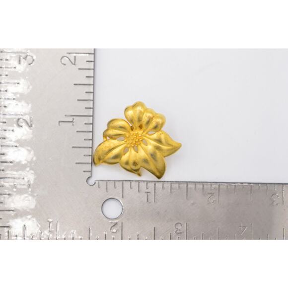 Givenchy Vintage Flower Earrings Brushed Gold Poinsettia Chunky Signed 80s BinAB - Picture 9 of 9